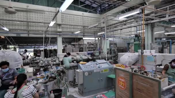 Travailleurs Asiatiques Travaillant Dans Une Usine Céramique Tir Large — Video