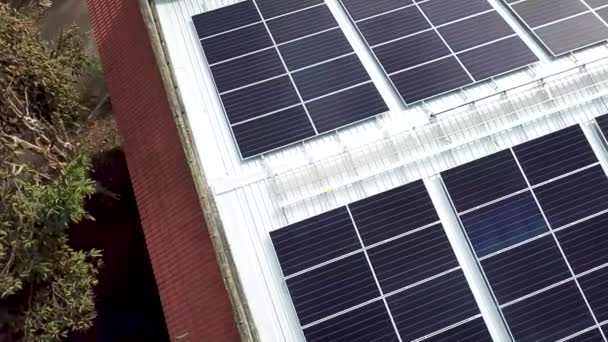 Czysty Nowy Panel Ogniw Słonecznych Czerwonym Dachu Anteny — Wideo stockowe
