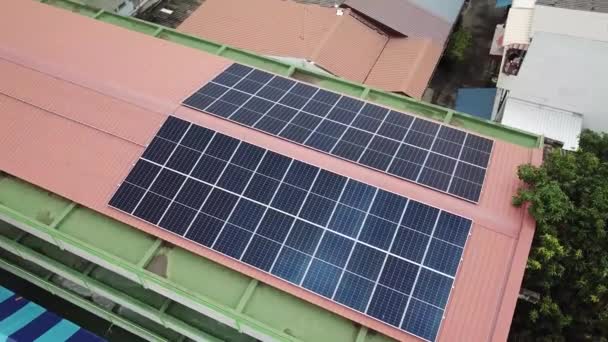 Panel Células Solares Limpio Nuevo Techo Rojo Aéreo — Vídeo de stock