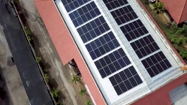 清洁和新的太阳能电池面板 红色屋顶 — 图库视频影像