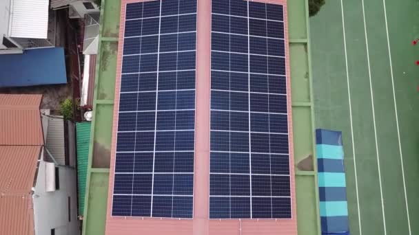 Panel Células Solares Limpio Nuevo Techo Rojo Aéreo — Vídeo de stock