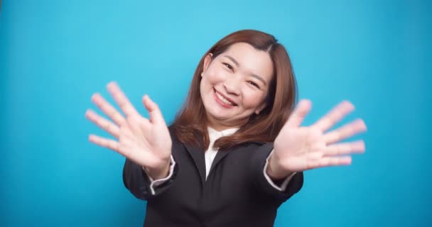 Câmera Lenta Retrato Ásia Feliz Empresária Mão Acenando Para Anúncio — Vídeo de Stock