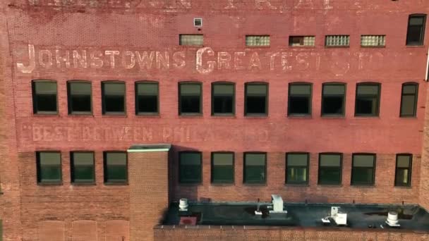 Johnstowns Största Butik Mellan Pittsburgh Och Philadelphia Aerial Avslöjar Centrum — Stockvideo