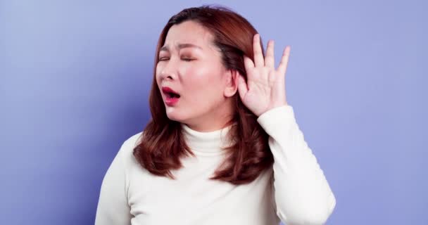 Jag Hör Dig Inte Vad Det Förvirrad Kvinna Med Hörselproblem — Stockvideo