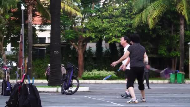 Pessoas Jogam Badminton Parque Público Saigon Vietnã — Vídeo de Stock