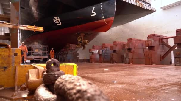 Schiff Trockendock Mit Werftarbeitern Overalls Die Unter Dem Rumpf Spazieren — Stockvideo