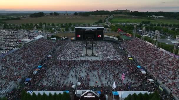 Luftaufnahme Eines Musikkonzerts Bei Sonnenuntergang Menschen Hershey Park Stadium Pennsylvania — Stockvideo