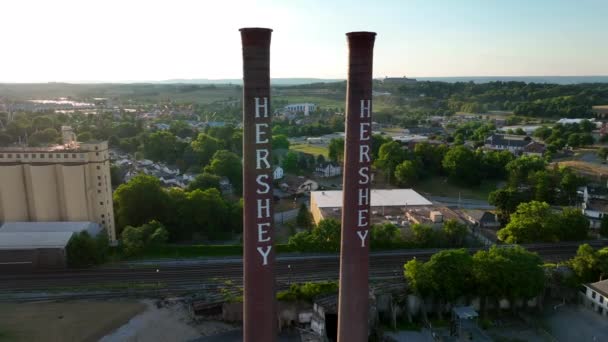 ハーシー チョコレート工場の外でタバコを吸う 象徴的な塔の空中設置ショット — ストック動画