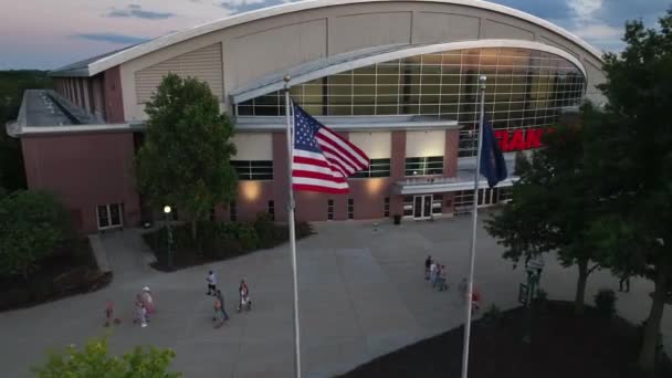 Giant Center Hershey Ludzie Spacerujący Poza Hokejem Lodzie — Wideo stockowe