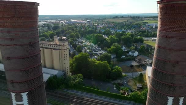 Les Cheminées Hershey Chariot Aérien Inversé Avec Drone Volant Entre — Video