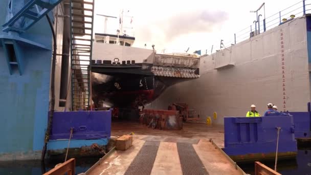 Caminhando Dentro Doca Seca Com Ferryboat Dentro Para Limpeza Casco — Vídeo de Stock