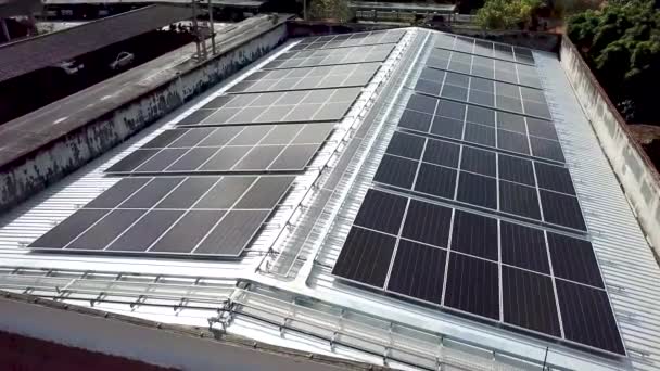 清洁和新的太阳能电池面板 红色屋顶 — 图库视频影像