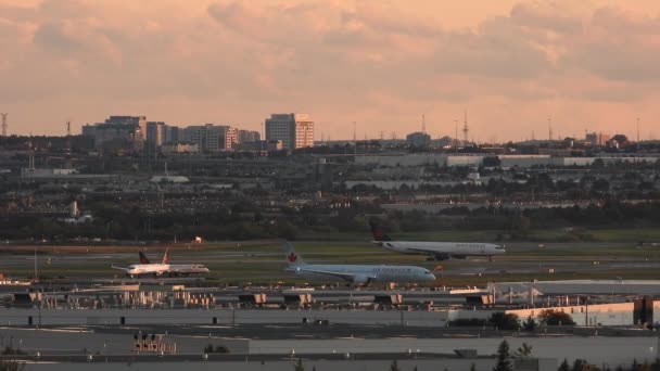 Toronto Comercial Airport Landschap Vliegtuigen Een Rij Voor Het Opstijgen — Stockvideo