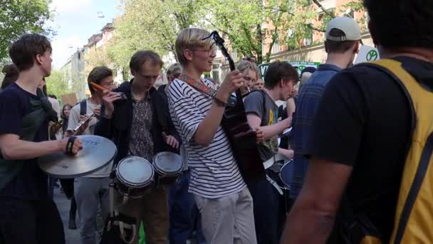 Mladí Hudebníci Hrají Nástroje Protestním Pochodu Proti Klimatu Švédsku — Stock video
