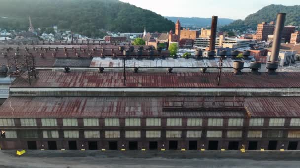 製鉄所はペンシルベニア州ジョンズタウン カンビア郡ピッツバーグ地域で操業を停止した 日の出時の空中 — ストック動画
