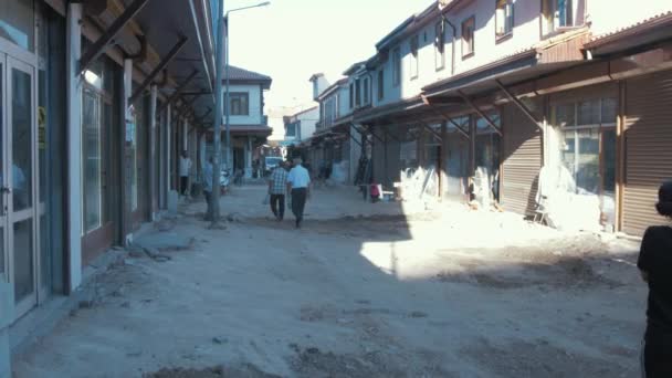 Άνθρωποι Περπατούν Στον Κατεστραμμένο Από Σεισμό Δρόμο Στο Ελαζίγκ — Αρχείο Βίντεο