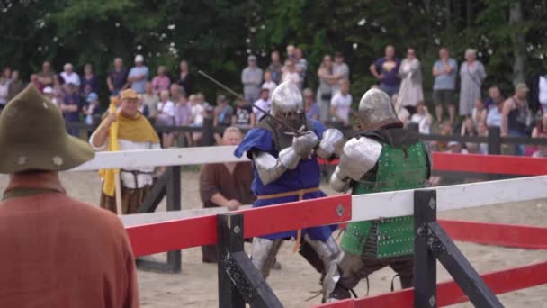 Gente Que Los Combatientes Armados Blandiendo Espada Durante Una Pelea — Vídeo de stock