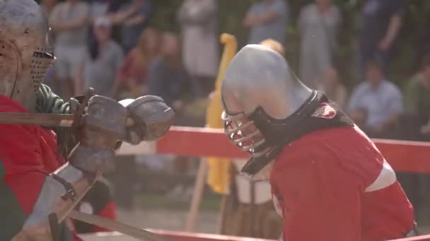Combattants Costume Blindé Complet Frappant Mutuellement Corps Avec Une Épée — Video