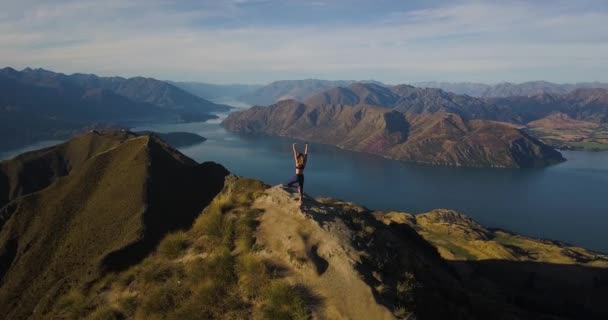 Uzun Boylu Sarışın Bir Kadın Yeni Zelanda Bir Dağ Zirvesinde — Stok video