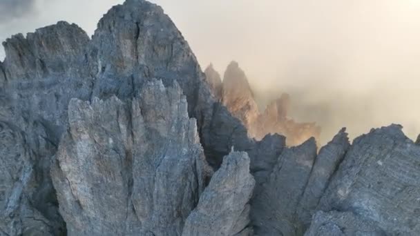 Dolomitlerin Dağ Sırasının Sivri Tepesinin Yukarıdan Aşağı Görüntüsü — Stok video