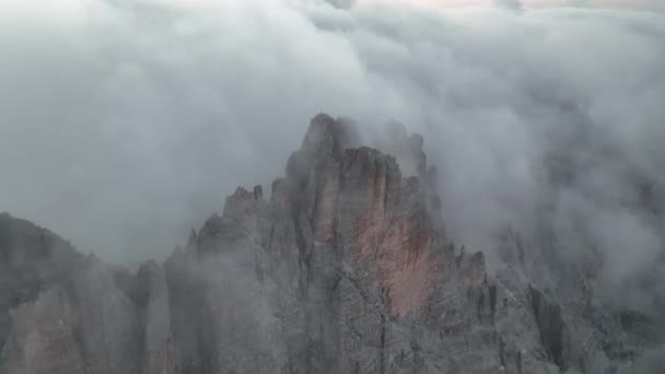 Niebla Rodando Sobre Una Montaña Los Alpes Italianos Dolomiti — Vídeo de stock