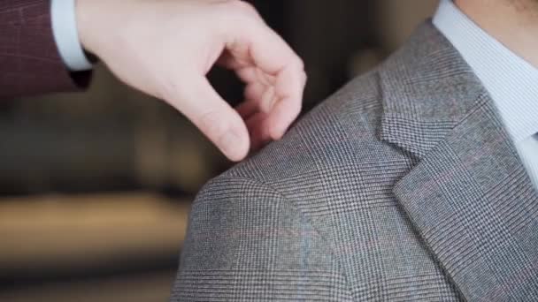 フィッティング時に手でツイードジャケットの縫い代を測定し 閉じる — ストック動画