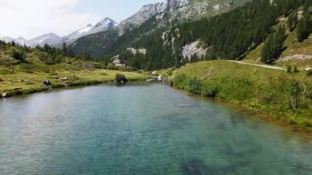 Vista Aérea Avançando Através Lago Montanha Água Cristalina Turquesa Alguns — Vídeo de Stock