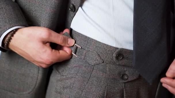 Tüvit Takım Elbiseli Adam Pantolon Askısı Kenar Ayarlayıcı Gösteriyor Yaklaş — Stok video