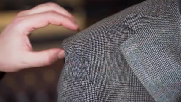 Tailor Měření Tvídový Oblek Bunda Ramenní Polštářek Prsty Zblízka — Stock video