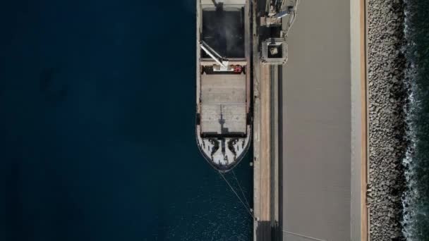 商品を輸送する船とセメントを積載するクレーンを空中で撃ちました グラン カナリア島のアルギンギンにある工場 — ストック動画