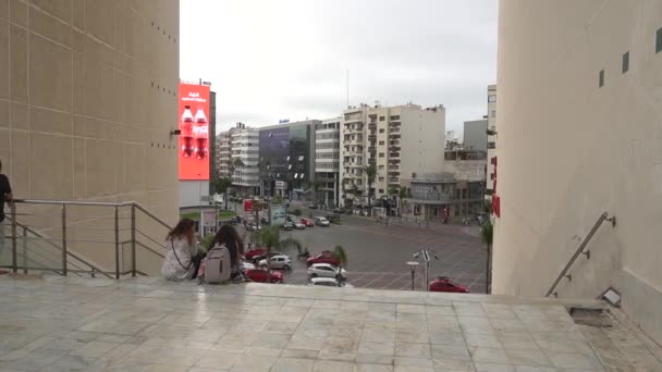 高速傾斜は カサブランカの2つの高い塔の上に下から撮影しました 車の交通と階段に座っている人々 — ストック動画