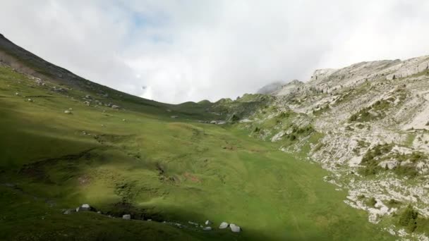 Pemandangan Pesawat Tanpa Awak Naik Atas Gunung Menuju Awan Swiss — Stok Video