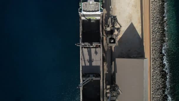 スペインのグラン カナリア島のアルクワインガン工場からセメントを輸送する船の一つの上から空中撮影 — ストック動画