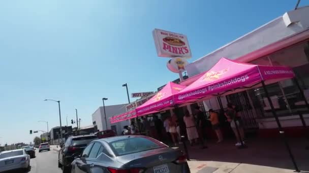 Pov Driving Passing Famous Pinks Hotdog Storefront California Fast Food — стоковое видео