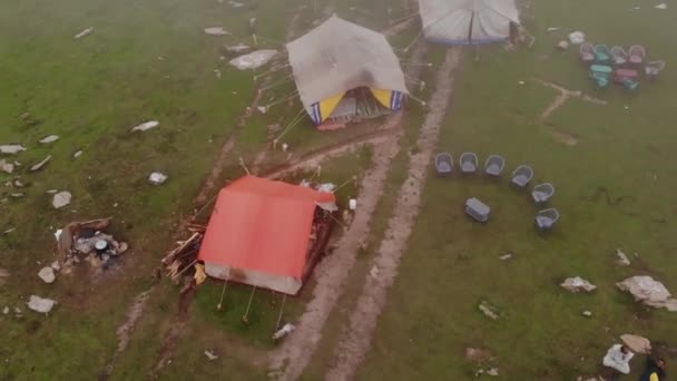 Vliegtuig Vliegende Overhead Remote Camping Tenten Hilltop Bavianenvallei Kasjmir Met — Stockvideo
