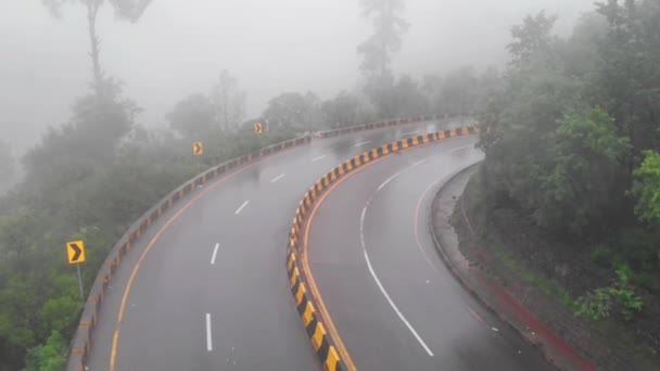 Aerial Dolly Back Four Lane E75 Expressway Misty Noggy Day — Vídeo de stock