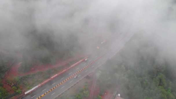 通过浓雾的Muree高速公路空中鸟瞰图 慢下来 慢下来 — 图库视频影像