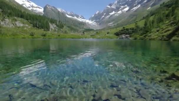 Lago Montagna Con Acqua Limpida Turchese Estate Con Montagne Innevate — Video Stock