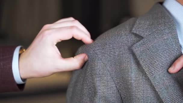 Tailor Gefühl Tweed Anzug Jacke Schulterpolster Auf Kunde Nahaufnahme — Stockvideo