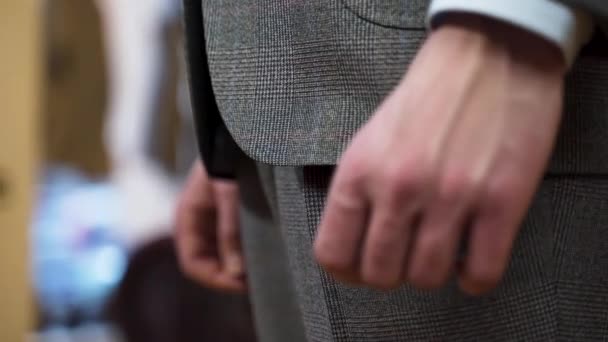 Porter Costume Tweed Ourlet Veste Avec Pouce Fermer — Video