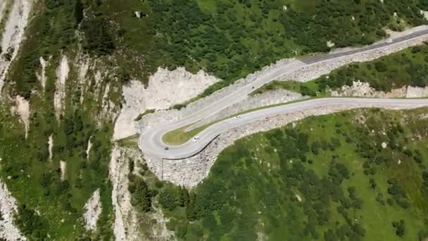 Sviçre Grimselpass Iki Beyaz Araba Bir Moto Çok Dar Bir — Stok video