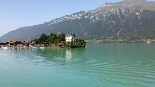 スイスのブリエンツ湖にあるアイルランドの城の水位で撮影された空中前方 — ストック動画