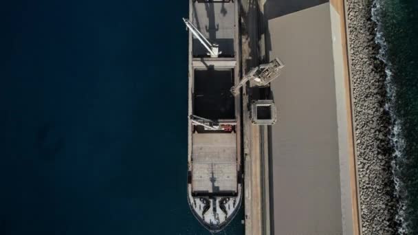 上から空中で撃たれ貨物を輸送する船とセメントを積載するクレーンのいずれかを明らかにした グラン カナリア島のアルギンギンにある工場 — ストック動画
