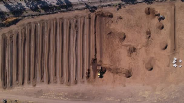 Antena Tractor Amarillo Recogiendo Mezcla Compost Una Granja Grande México — Vídeo de stock