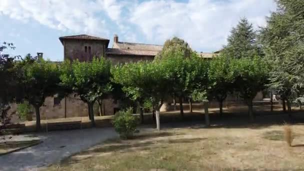 Drone Descola Com Vista Para Mosteiro Leyre Navarra Ensolarado Quente — Vídeo de Stock