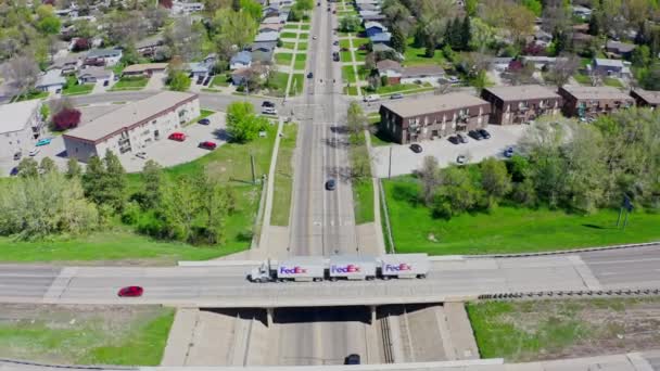 Daytime Scene Traffic Highway Overpass Bismarck North Dakota Usa Terugtrekken — Stockvideo