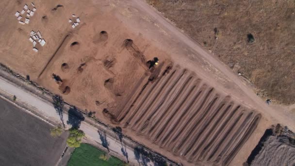 Luchtfoto Van Een Gele Trekker Die Een Compostmengsel Een Veld — Stockvideo