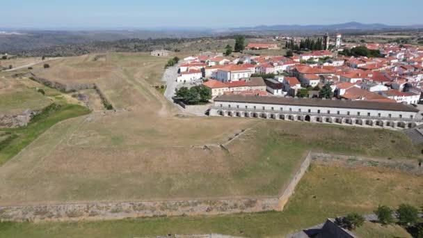 Levantamiento Revelan Sobre Pueblo Estrellado Techado Rojo Con Hermoso Cielo — Vídeos de Stock