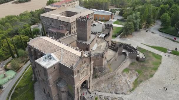 観光客と スペインの古いバスク地方の見事な城やバシリカ ドリー フォワード — ストック動画