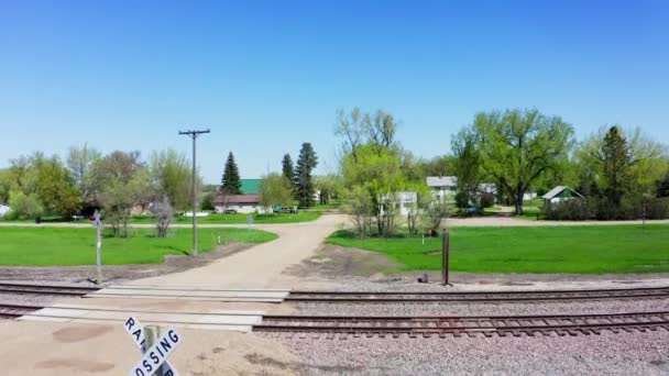 Bahnübergang Mit Warnschildern Bismarck North Dakota Einem Sonnigen Tag Drohnenaufstieg — Stockvideo